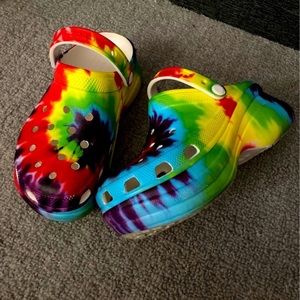 Platform tie tye crocs